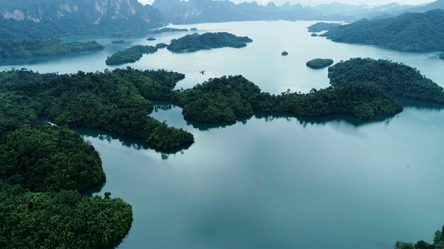 风景秀丽的泰国山湖，鸟瞰无人机飞行拍摄视频素材