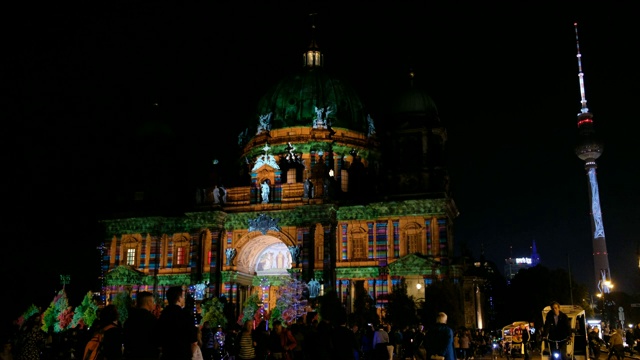 发光地标(柏林大教堂/柏林大教堂)和电视塔(Fernsehturm)视频素材