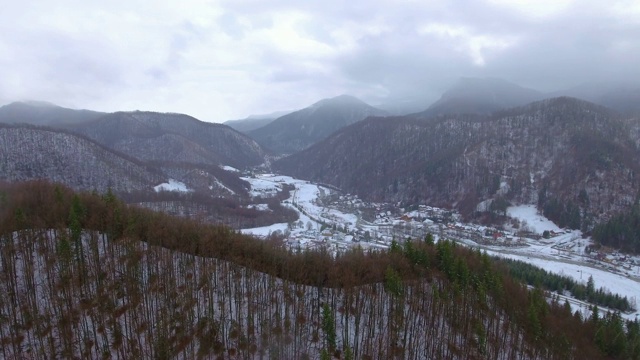 冬季山里小村庄的航拍镜头视频素材