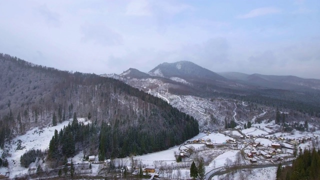 冬季山里小村庄的航拍镜头视频素材