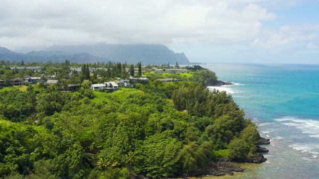 普林斯维尔夏威夷考艾岛海岸鸟瞰山脉海洋视频素材