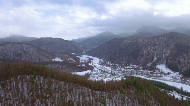 冬季山里小村庄的航拍镜头视频素材