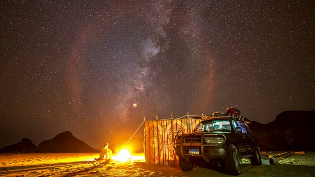 在埃及白沙沙漠露营时，银河穿越夜空的时间流逝电影视频素材