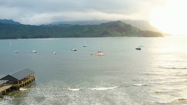 纳帕利海岸的哈纳莱湾太阳码头视频素材