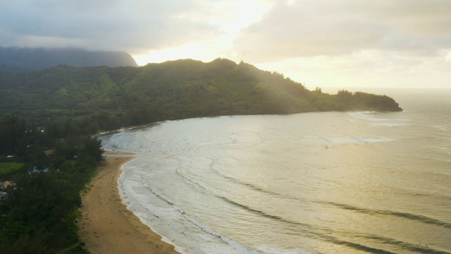 日落哈纳雷海滩鸟瞰图考艾岛夏威夷光辉的阳光在海滩山热带天堂视频素材