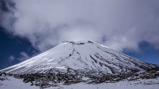 末日山在雪下的时光流逝视频素材