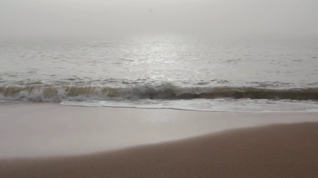 有雾的日子里，海浪在涨落视频素材