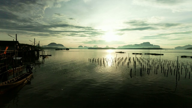 4K-Time Lapse热带海洋和美丽多彩的日出或日落在班桑chongtai在泰国攀雅省视频素材