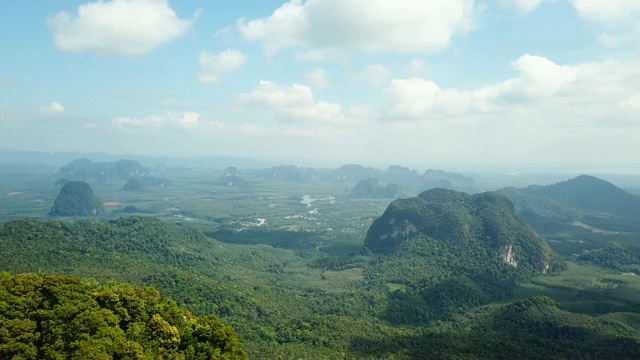 无人机拍摄亚洲山区景观与海岸在背景鸟瞰图视频素材