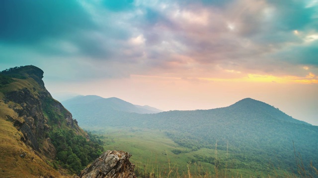 Doi mon jong moutain 在日落时间间隔，泰国清迈视频素材