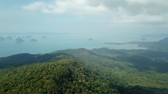 航拍无人机飞过雾山绿色森林景观附近的海岸夏日泰国甲米奥南4k视频视频素材