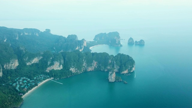 航拍无人机飞越海洋海洋海岸附近悬崖山村岩岸泰国甲米奥南4k视频视频下载