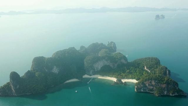 令人惊叹的鸟瞰图海景和岩石泰国泻湖景观无人机视频下载