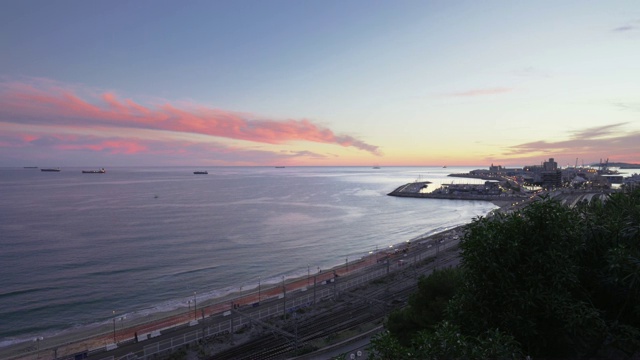 在西班牙塔拉戈纳的地中海Balco del Mediterrani的广角视图，在黄昏时期。视频素材