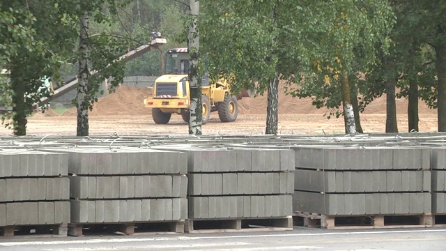 生产道路路缘。为道路建设而在出货前控制仓库。道路施工。视频素材