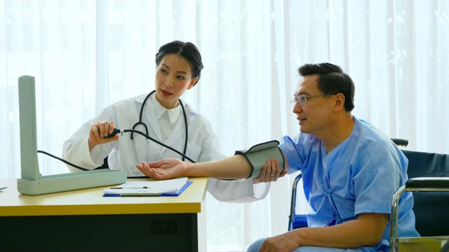 医生在医院测量男性病人的血压视频素材