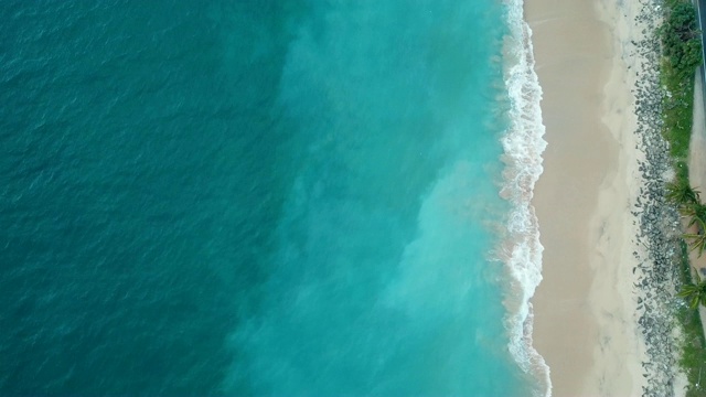 航拍无人机飞过海洋海滩海岸和热带绿色森林美丽的自然夏日斯里兰卡视频视频下载