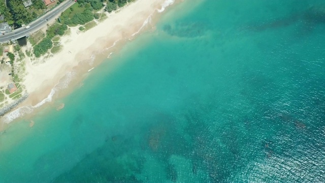 航拍无人机飞过海洋海滩海岸和热带绿色森林美丽的自然夏日斯里兰卡视频视频下载