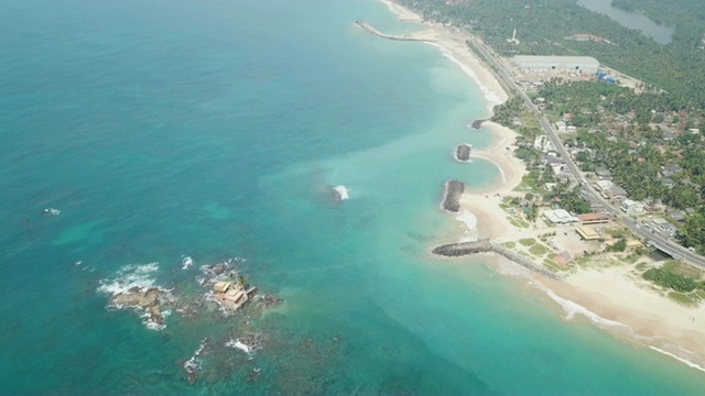 航拍无人机飞过海洋海滩海岸和热带绿色森林美丽的自然夏日斯里兰卡视频视频素材