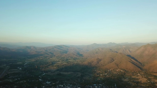 航拍镜头无人机飞行灿烂的日落明亮的橙色的太阳在山的风景阳光灿烂的晚上泰国排viide视频素材