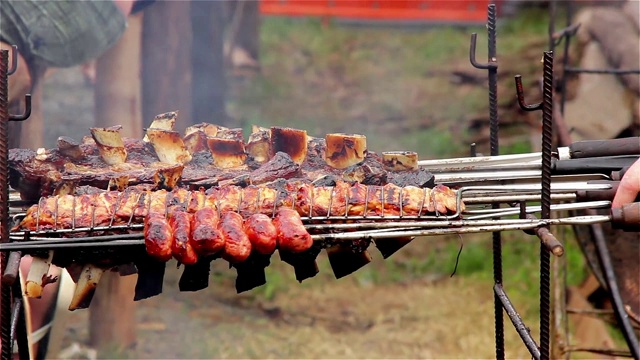 Asado(烧烤)在Feria De Mataderos，布宜诺斯艾利斯，阿根廷。视频素材