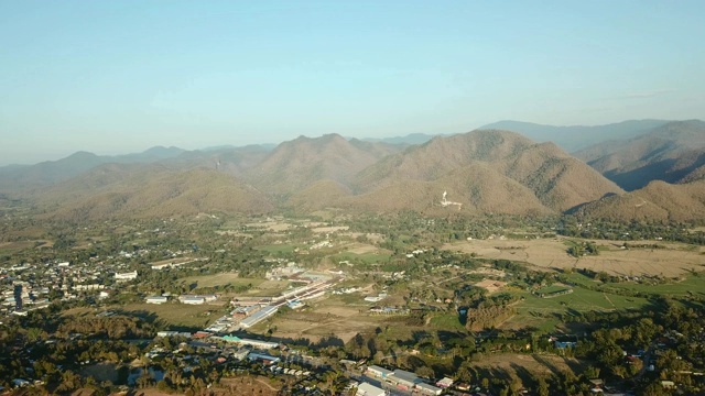 航拍镜头无人机飞行灿烂的日落明亮的橙色的太阳在山的风景阳光灿烂的晚上泰国排viide视频下载