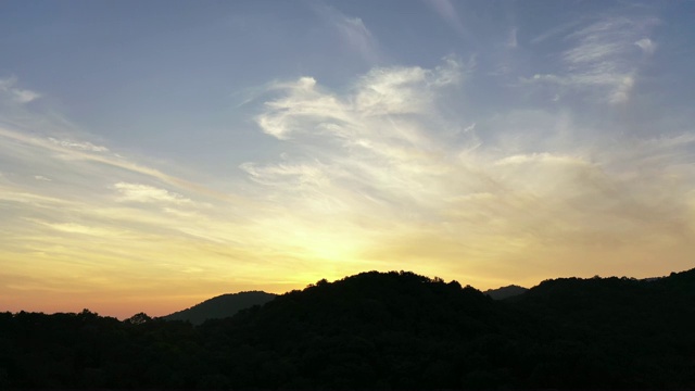 鸟瞰日出日落，蓝天山川。4 k视频素材