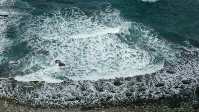 海滩天线，海浪在黑沙滩上视频素材