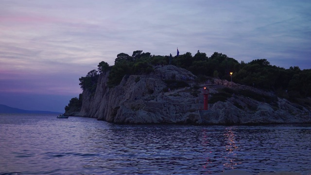 克罗地亚。Makarska。海面上的日落和灯塔的景色视频素材