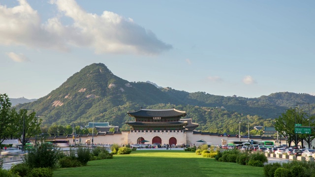 光华门(京福宫正门和首尔著名的历史景点)和武果山在钟no -gu，首尔视频素材