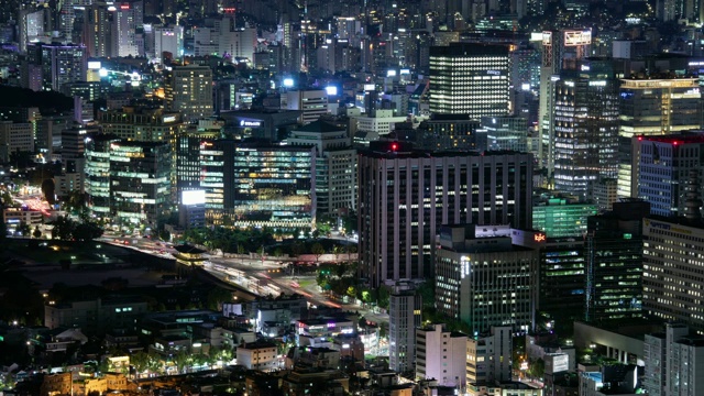 夜景:Gwanghwamun(京福宫的大门和首尔著名的历史场所)被钟no -gu的城市景观包围视频素材