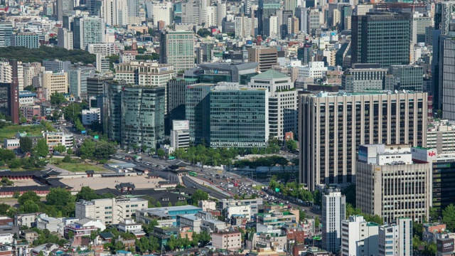 光华门(京福宫的大门和首尔著名的历史场所)被钟no -gu的城市景观包围视频素材