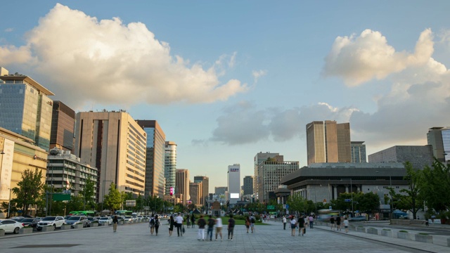 光华门广场(京福宫正门和首尔著名的历史景点)被钟no -gu的城市景观所包围视频素材