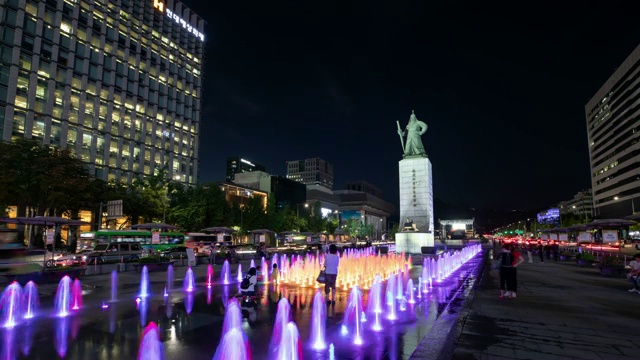 夜景的青铜雕像李新新(历史上的海军指挥官在朝鲜王朝)和喷泉在光华门广场，首尔视频素材