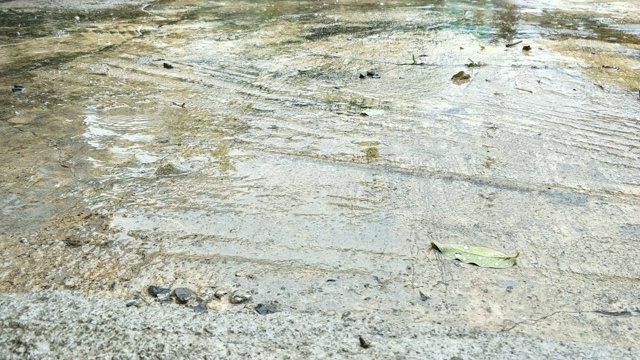 地面上下雨了视频素材