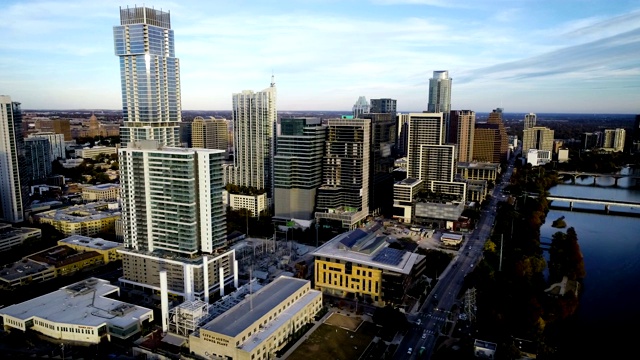 横跨现代首都城市奥斯汀，德克萨斯州，美国视频素材