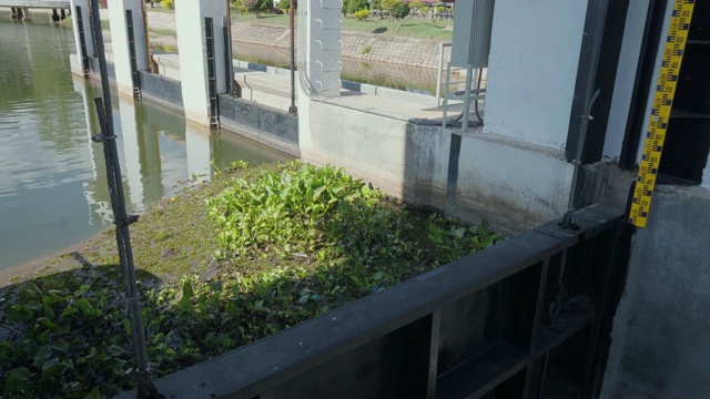 水闸处的水流向下倾斜视频素材