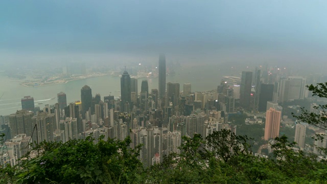 香港时间间隔4K，从云雾缭绕的太平山顶，城市天际线从白天到夜晚视频素材