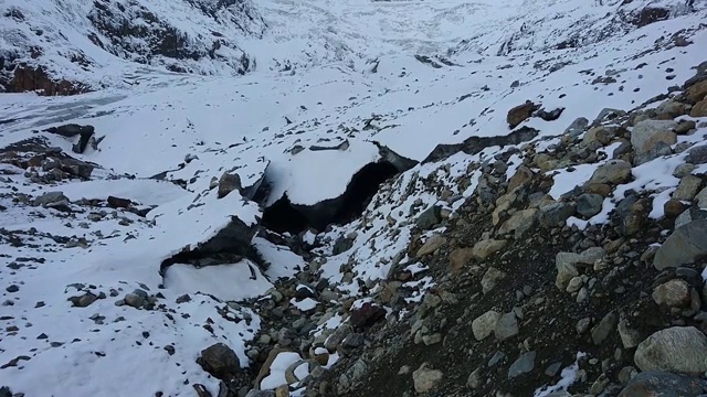 岩石在山上，并拍摄了一个视频雪山山峰和冰川在基地视频下载