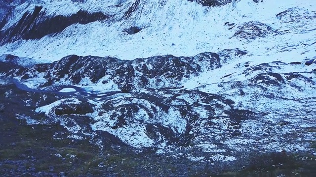 岩石在山上，并拍摄了一个视频雪山山峰和冰川在基地视频下载