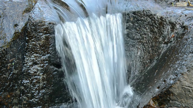 落在河上的水流过岩石和石头视频素材