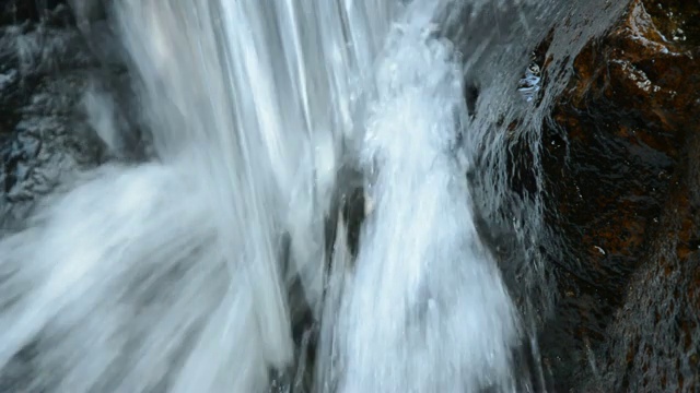 落在河上的水流过岩石和石头视频素材