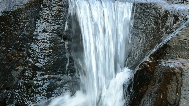 落在河上的水流过岩石和石头视频素材