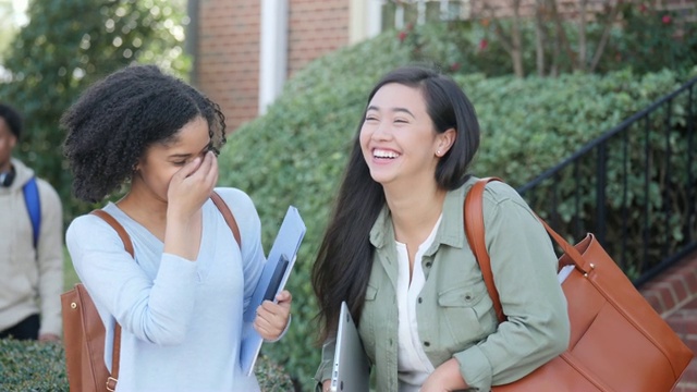 女大学生们在校园里一起大笑视频素材