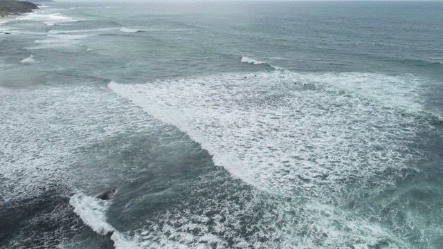 鸟瞰图。无人机拍摄海浪和渔村景观视频素材