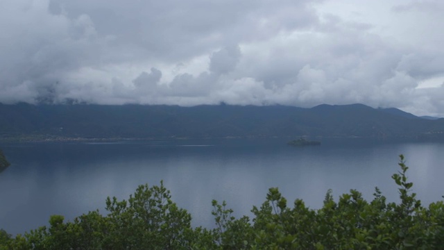 在中国的泸沽湖上视频素材