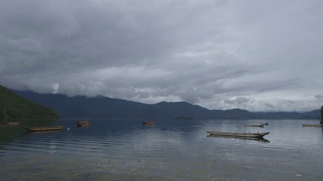 独木舟静静地停在泸沽湖，中景视频素材