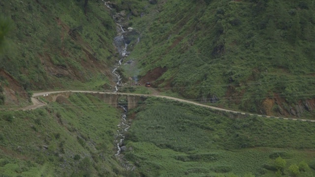 倾斜在喜马拉雅山谷和桥，高角度广角视频素材