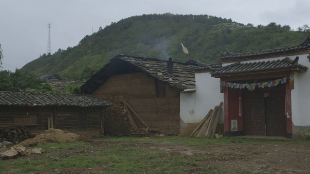 泸沽湖上，烟囱里冒出滚滚浓烟视频素材