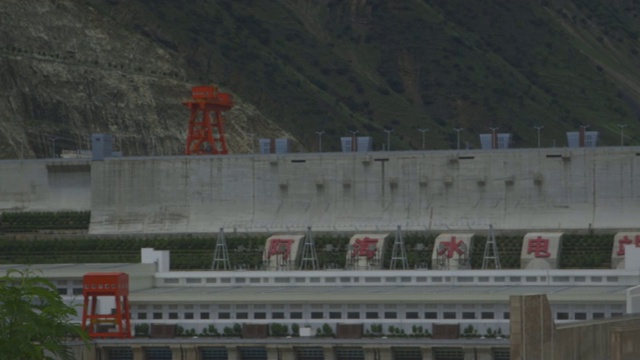 在中国喜马拉雅山上运行的潘大坝，中景视频素材